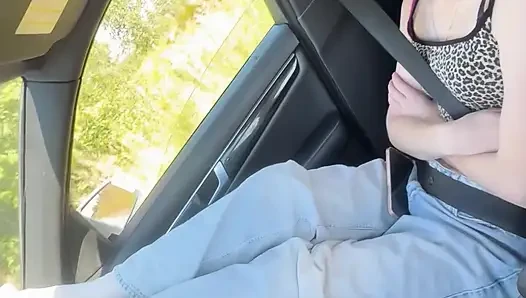 Mengejutkan di mobil dengan tumit dan pantat