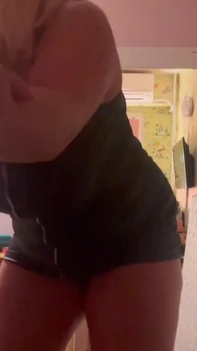 Mora se videti trenutak od "Policajac sa rukavicama se veže i puši kurac kriminalcu pre nego što ga uhvati za zločine"