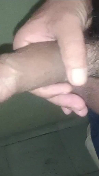 来自“我喜欢在员工卫生间裸体” 的史诗时刻。我喜欢抚摸我的阴茎。