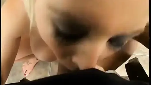 Harika memeli sarışın emme becerilerini gösteriyor ve dölleniyor