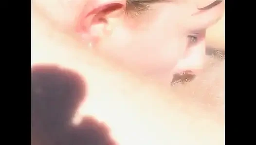 Zwei junge schlampen wurden von zwei großen schwänze gefickt und auf ihre schönen titten gespritzt