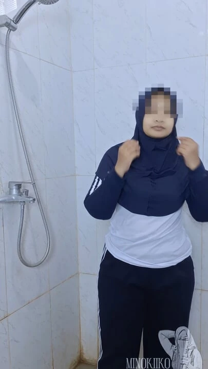 Siswi Jilbab Mandi dan Cukur Jembut Sebelum Di Jemput Om Genit Sepulang Sekolah - Minokiiko