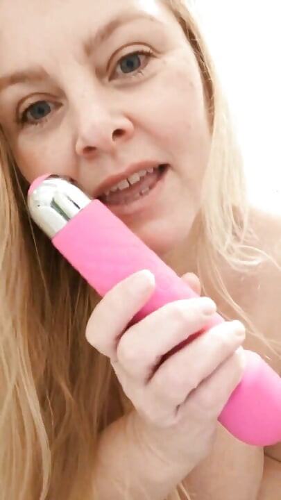 Ibu rumah tangga dewasa kitty dari Inggris menunjukkan payudaranya yang besar dan bermain dengan dildo. Ibu rumah tangga semok rambut pirang asli