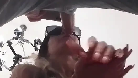 Blonde MILF-Blowjob mit riesigem Sperma im Mund