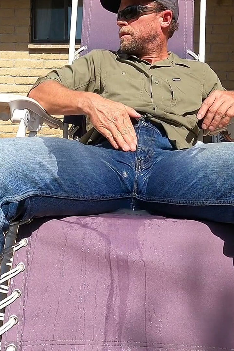 Dando um show de mijar na calça jeans pros vizinhos do Airbnb