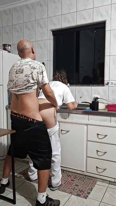 La criada fue follada por el culo en la cocina mientras lavaba los platos.