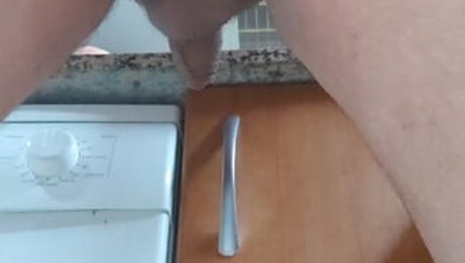 Медведь моет посуду, мастурбирует с камшотом в любительском видео
