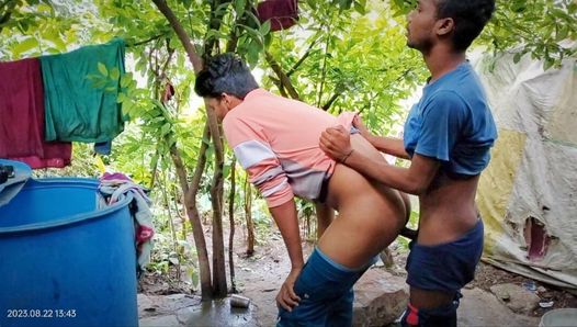 Tenemos un baño de una casa en el árbol en medio de los árboles y tenemos sexo allí solos mi bosque más cercano- película gay en hindi