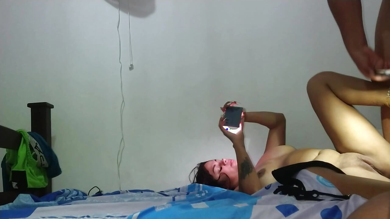 Infiel puta esposa caliente seduce amigo y luego cornudo se une a un trío: fue planeado