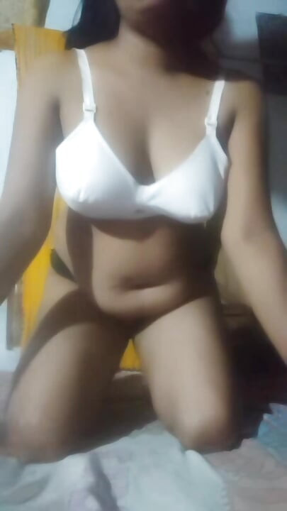 Desi-Dorffrau masturbiert Muschiwasser für ihren Freund Gassi Goody Sexvideo