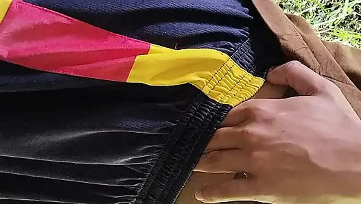 Güzel açık havada yerleri keşfediyor ve tek başına huzurlu bir günün tadını çıkarıyor