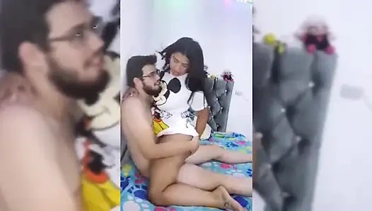 Kolombiyalı esmer hayatından çok sıkıldı komşusunu emiyor!!