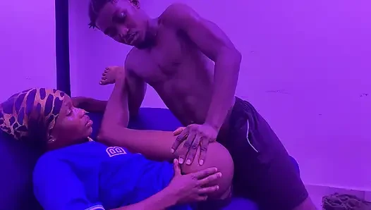Memek sempit cewek kulit hitam ini dientot habis-habisan sama kontol raksasa pria kulit hitam sampai lubangnya menganga lebar