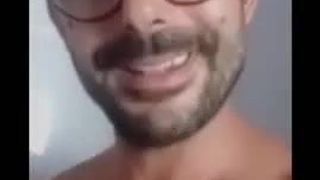 Włoski facet prosto pokazuje penisa pod prysznicem