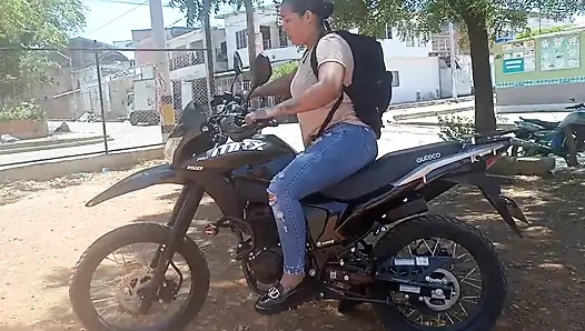 Komşuma motosiklet kullanmayı öğretiyorum ve karşılığında bana vajinasını veriyor.