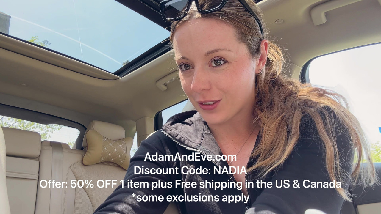 愛車の後部座席でピンクのディルドでオナニー