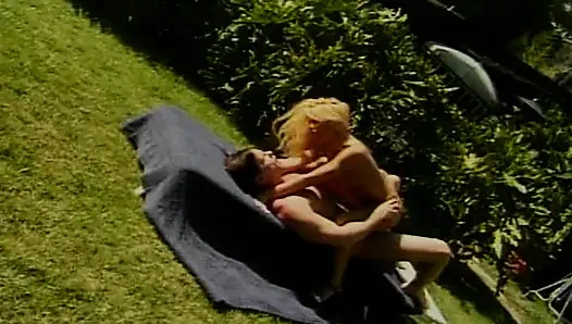 Vollbusige blonde MILF reitet schwanz im garten