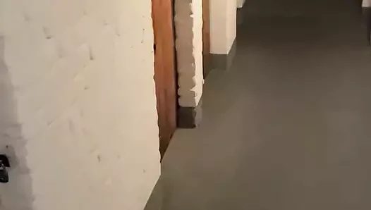 Bodrumda mastürbasyon yapıyor