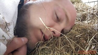 Sie melkt die bauernhand wie eine Kuh, nur der landwirt darf ficken