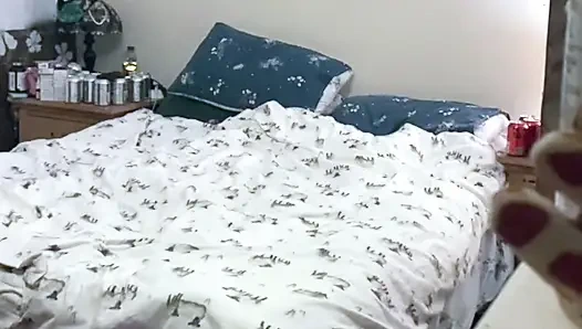 Cewek ini rela ngebiarin tukang nginton di balik jendela sambil ngocok kontol sambil nge-ngocok dan merekam videonya