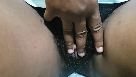 Cewek sange ini lagi asik muasin memeknya sendirian sampai muncrat