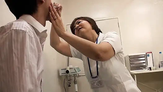 Büyük memeli olgun kadın iş yerinde dölleme seksi