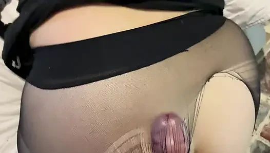 Тереть член о ноги и ягодицы в колготках