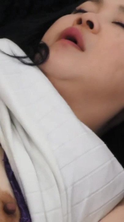 Olgun kadınlar genç erkeklerin yarakları içinde boğularak sikiliyor 2 | Klip 3