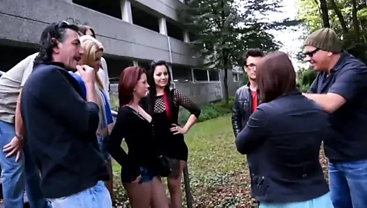 Büyük sert yarak emmek ve sikişmek isteyen güzel kızlarla aşırı vahşi grup seks