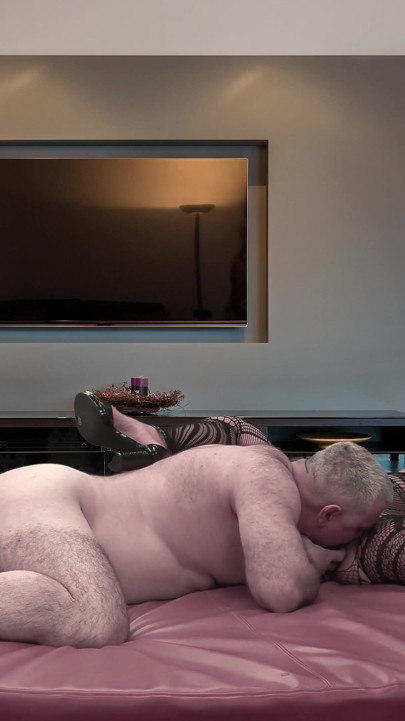 Emanuelle wild bekommt doppelpenetration gefingert, doggystyle anal und leckt den arsch des typen bis er kommt