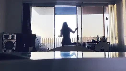 Meksikalı bir barbiie aşk şarkısını söylüyor
