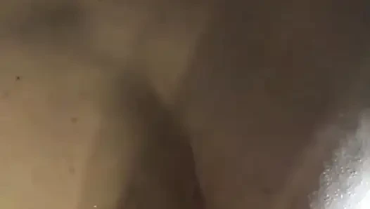 Evli kadın kocasının götünü büyük bir takma yarakla sikiyor. Fisting. Femdom. Ev yapımı