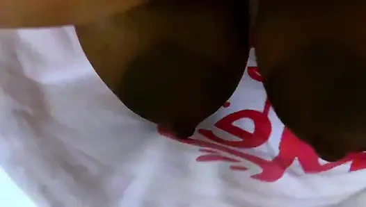 Ibu tiri pantat bahenol dengan celana jins ini terjebak di ranjang saat lagi bersih-bersih kamar, sekarang dia pengen seks anal!