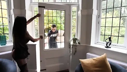 Ateşli evli kadın Amazon sürücüsünü sikiyor