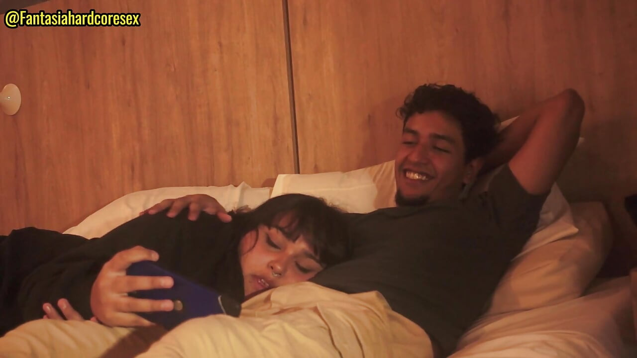 Chị kế của tôi nuốt dương vật của tôi sau khi xem phim, họ gần như phát hiện ra chúng tôi