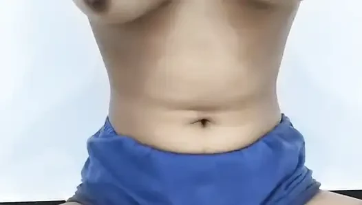 18+ Симпатичная индийская девушка пальцами мокрую волосатую киску, дези Деревню