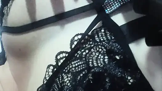 Adik iparku udah nungguin di kamar hotel supaya aku bisa mencicipi susunya