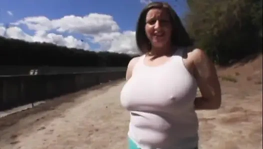 Tante toket besar dengan memek berbulu dientot gaya vintage - kemeja basah di luar ruangan