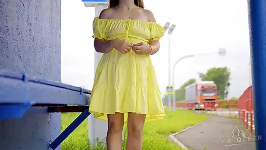 128 mengoda sopir yang lewat di halte bus. Kamu Suka Nggak Sama Kakiku Nggak? 60fps