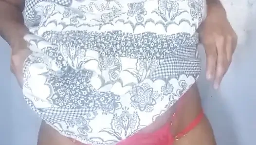Heiße Milf in roter Dessous