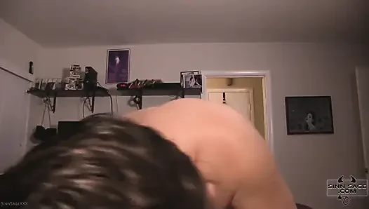 Jimmy'nin kız arkadaşı Sinn Sage'i gösteriyor
