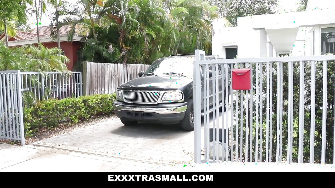 Μικροσκοπική Λατίνα με τατουάζ ξεγελάστηκε για να φυσήξει BWC