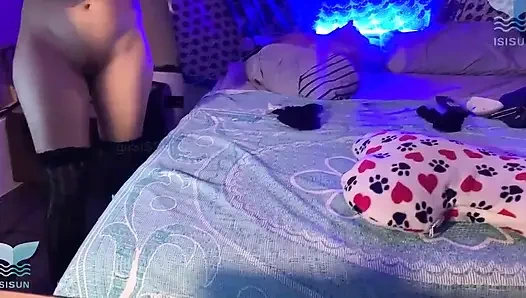 Stiefmutter putzt das zimmer in engen hosen und ihr stiefsohn konnte der versuchung ihres dicken arsch nicht widerstehen