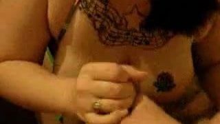 Dziewczyna z tatuażem robi loda