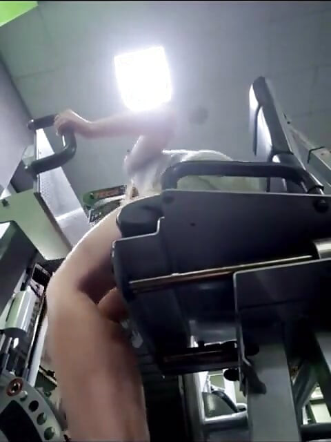 Extremes squirting im fitnessstudio
