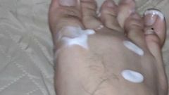 Hij masseert zijn voeten met wit sperma