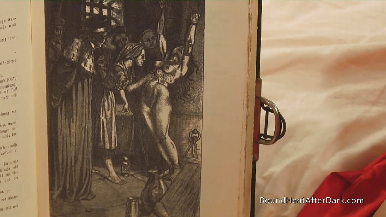 Sensual lésbica madame nua na cama dedada por escravo