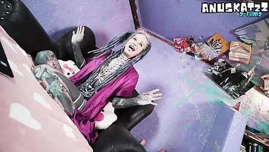 Spielzeug des tätowierten model' anal livestream zerstört ihren arsch live