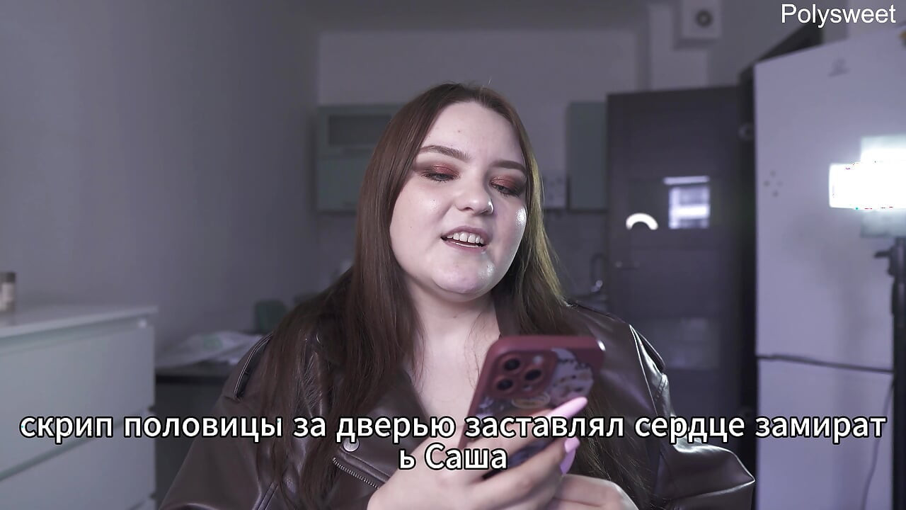 Poveste porno - Era goală jucându-se cu vânzătorul în timp ce clienții treceau pe lângă (rusoaică, dominatoare feminină ușoară, goală în public)