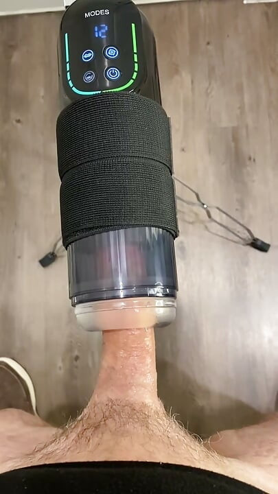 Ova igračka bez ruku tjera me da izbacim višestruke količine sperme!